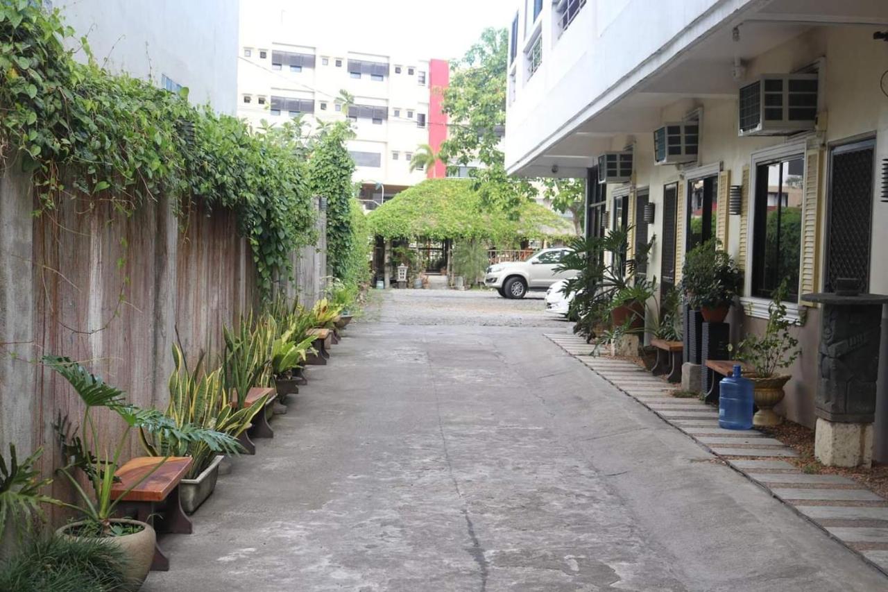 Reddoorz Near Colgante Bridge Naga City Exterior foto